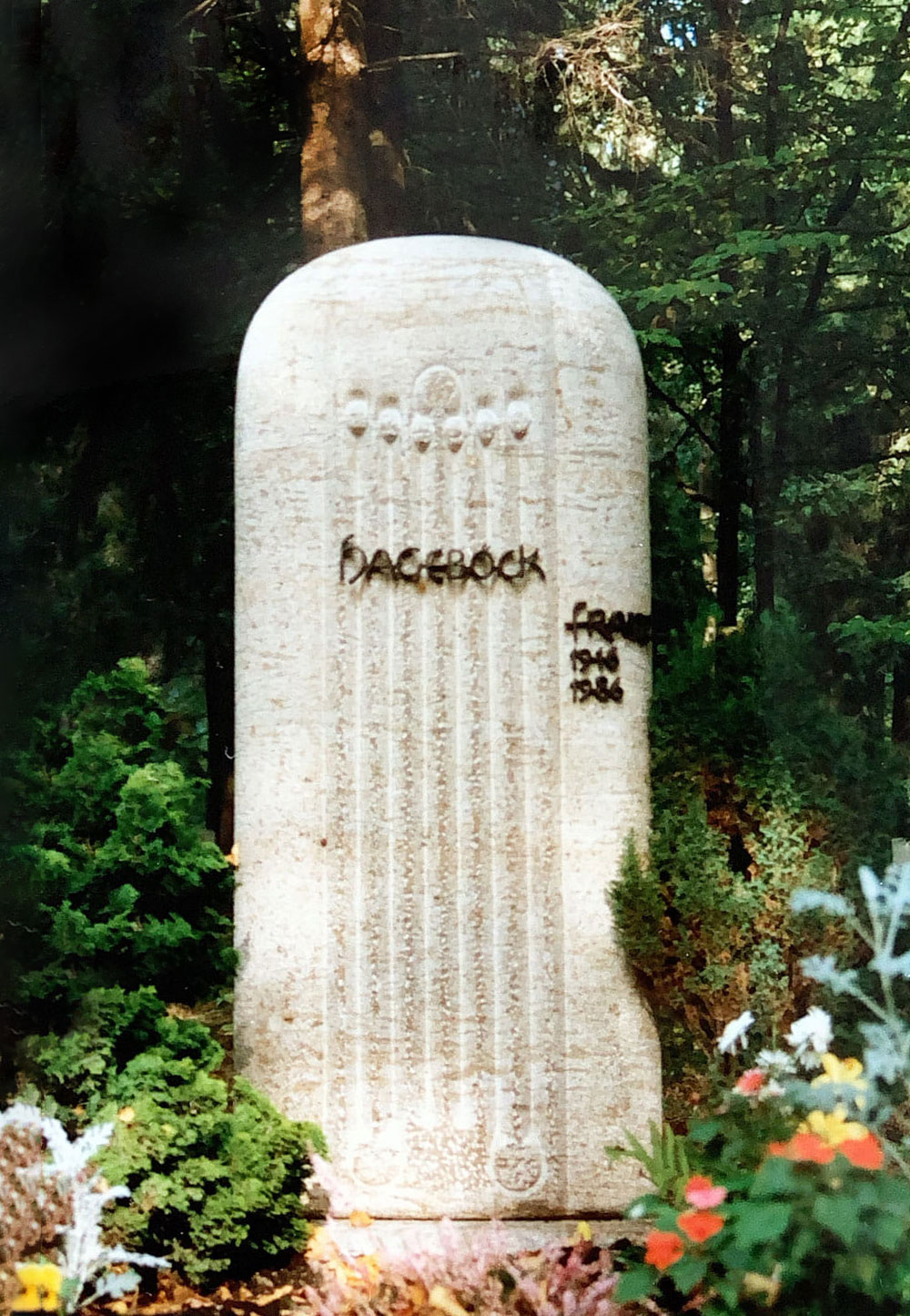 Das Bild zeigt einen Grabstein aus Muschelkalk in der Frontalansicht.