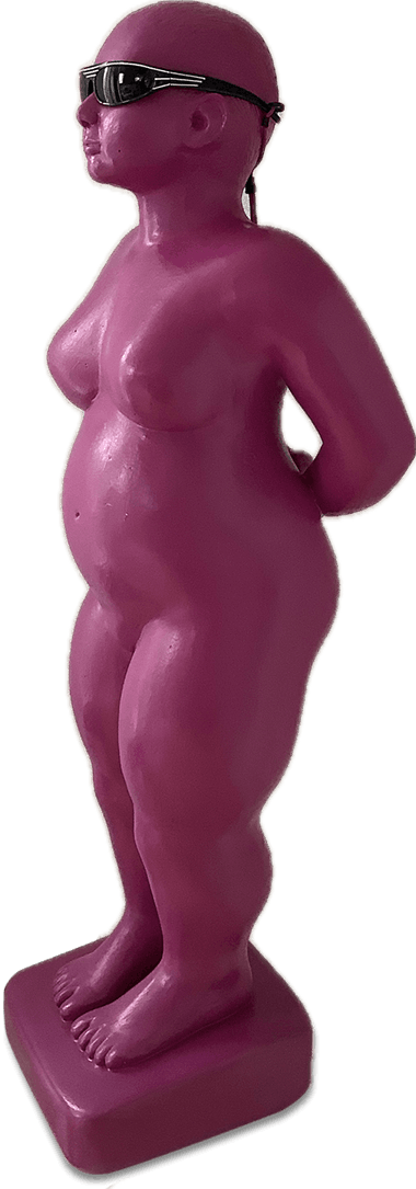 Skulptur aus Gips. Eine nackte, pink lackierte dicke Frau trägt eine Sonnenbrille und dreht sich seitlich.