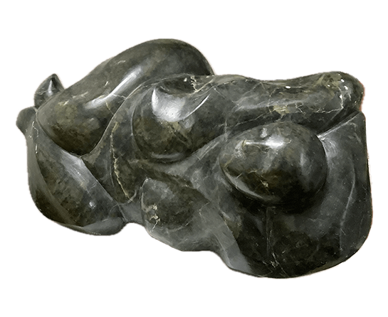 Skulptur aus dunkelgrünem Specksten. Ein abstrahierter Frauenkörper mit Flossen liegt auf der Seite.
