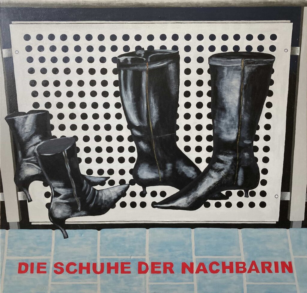 Schwarze Stiefel schweben über einer Fläche vor einem Metallgeländer
