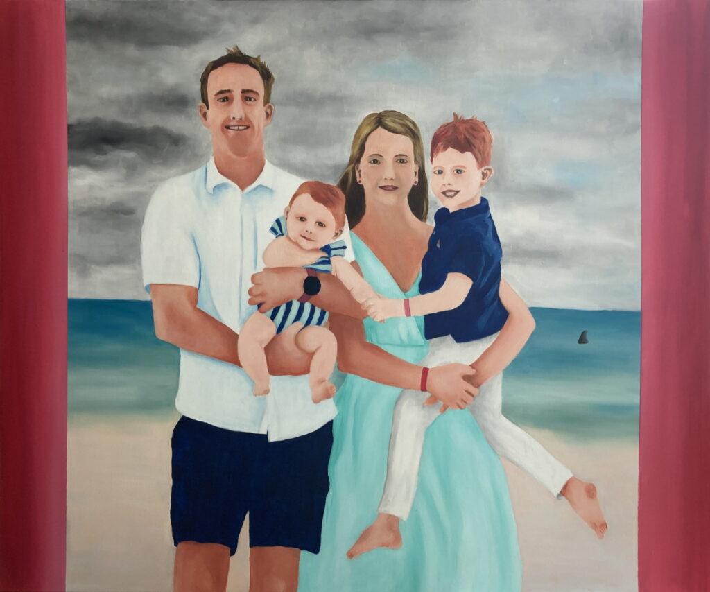 Ölgemälde. Eine Familie mit Vater, Mutter, Kind und Baby stehen am Strand. Im Meer ist eine Haifischflosse zu sehen.